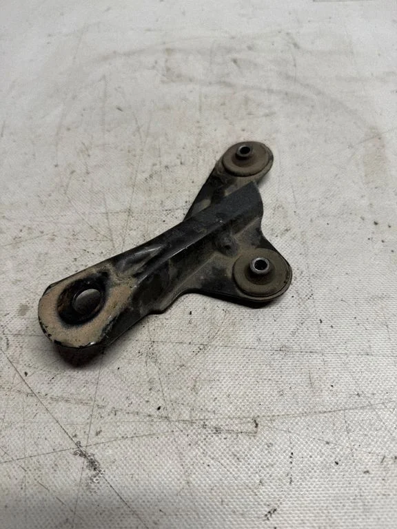 Power steering pump mounting bracket – Opel Vivaro (2014-2018)