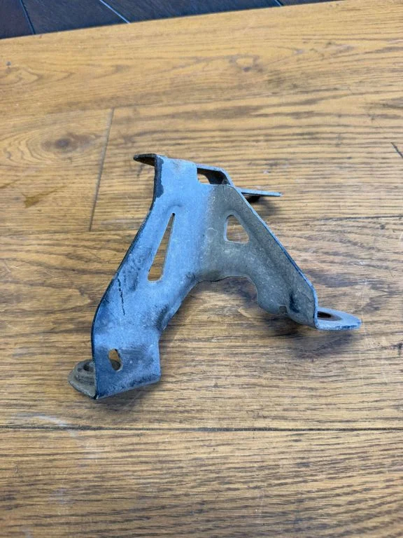 Power steering pump mounting bracket – Opel Vivaro (2014-2018)