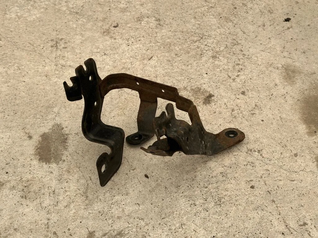 Power steering pump mounting bracket – Volvo V60 (2011-2013)