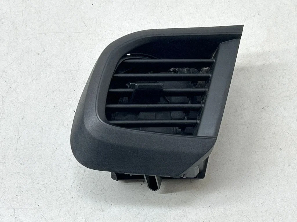 Armatuurlaua külje õhutusresti kate – Toyota Proace (2016-)