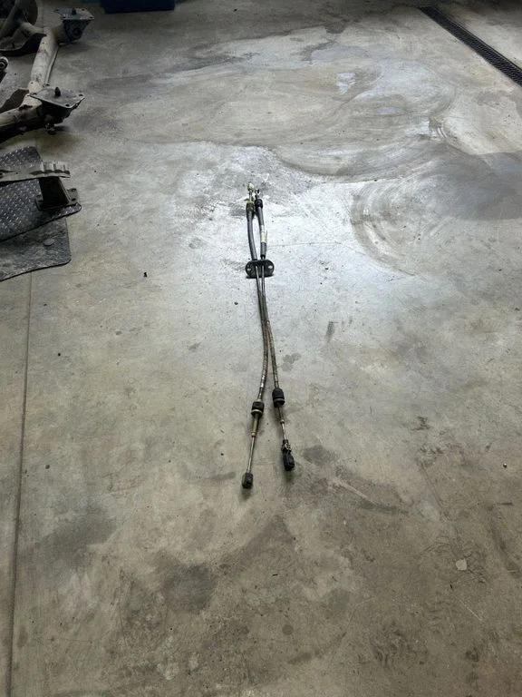 Gear shift cable linkage KV6R7E395HA