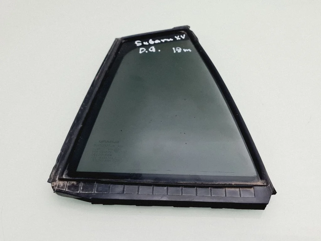 Rear vent window glass – rear right