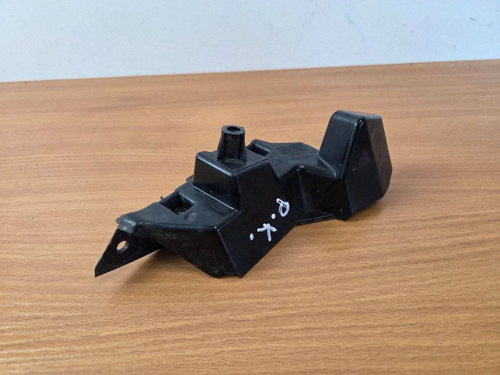 Front bumper mounting bracket JX7B17D959