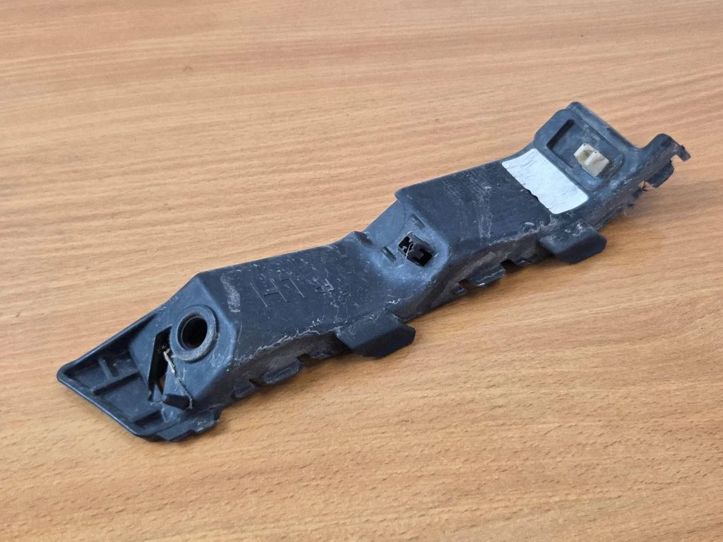 Front bumper mounting bracket 86515F1000