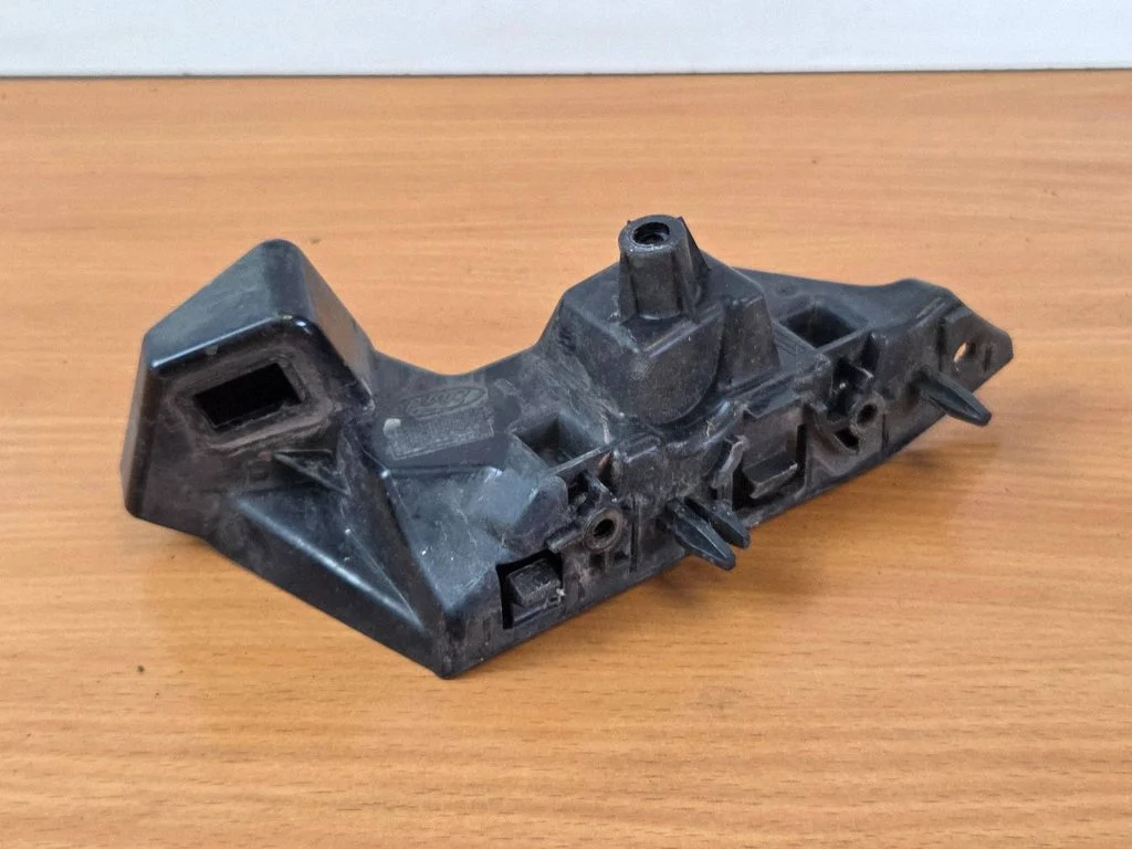 Priekšējā bampera turētājs JX7B17D959