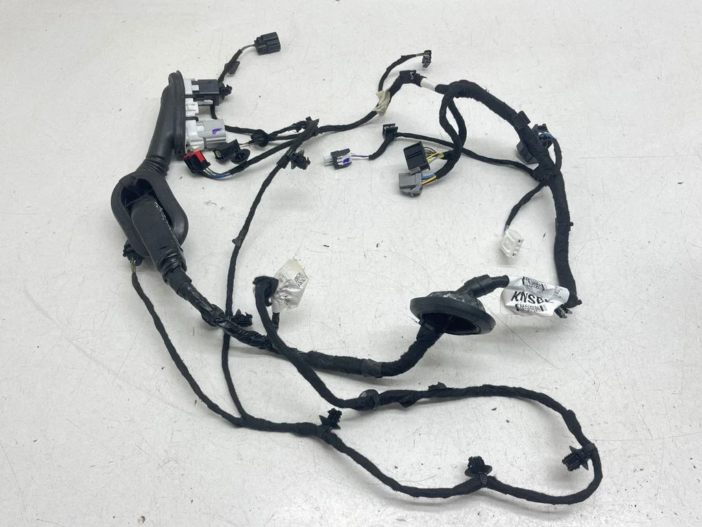 Priekšējo durvju vadu instalācija – Ford Escape (2001-)