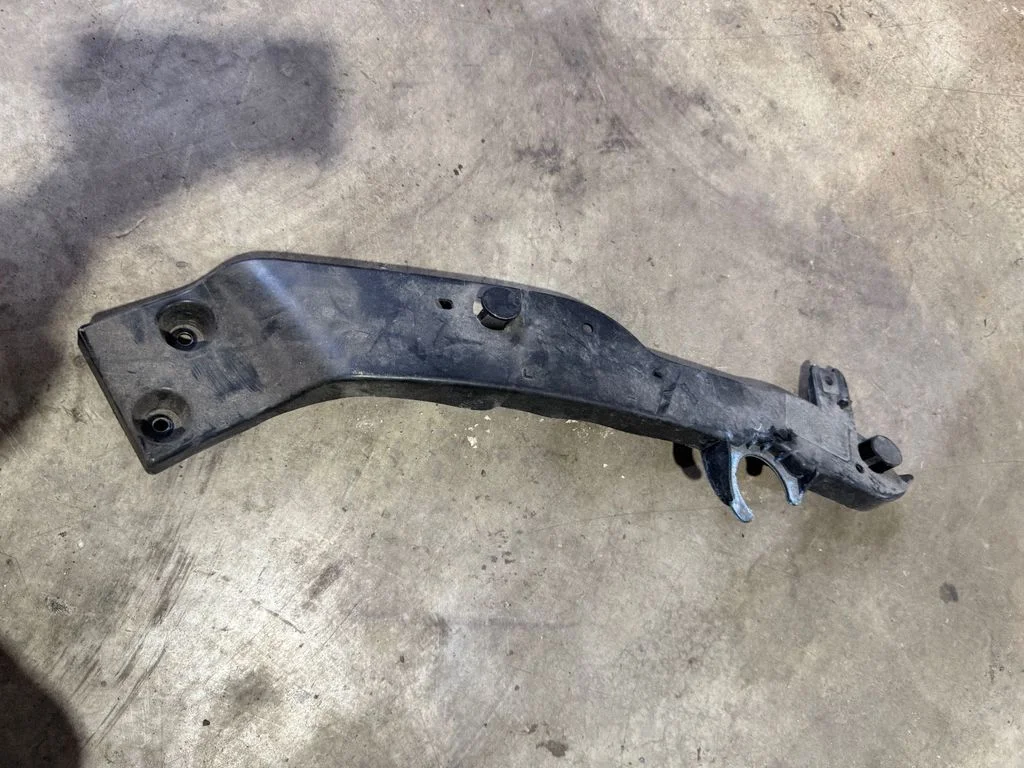 Engine bonnet/hood lock trim molding 9830521680