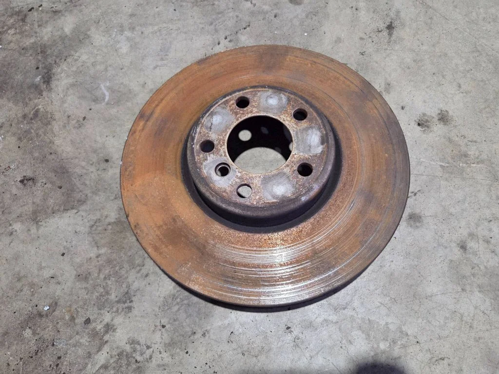 Priekšējais bremžu disks – priekšējā kreisā