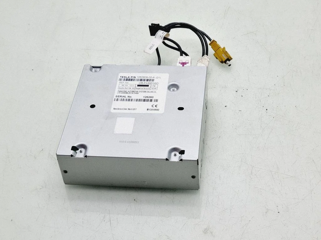 Radio/CD/DVD/GPS head unit – Tesla Model S (2012-)