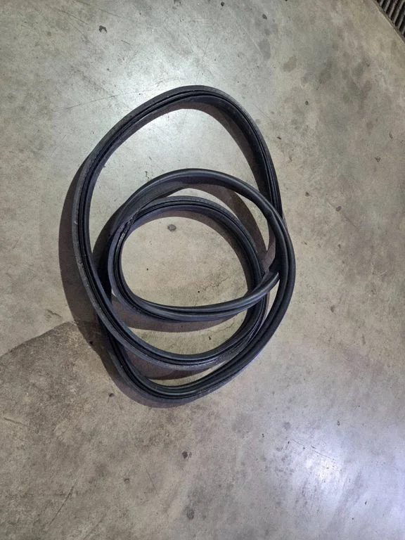 Loading door rubber seal (on body) – rear