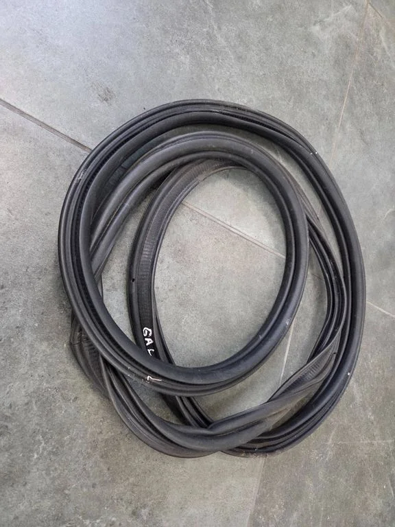 Loading door rubber seal (on body) – rear