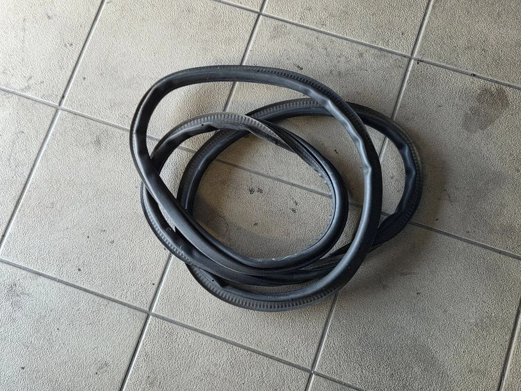 Loading door rubber seal (on body)