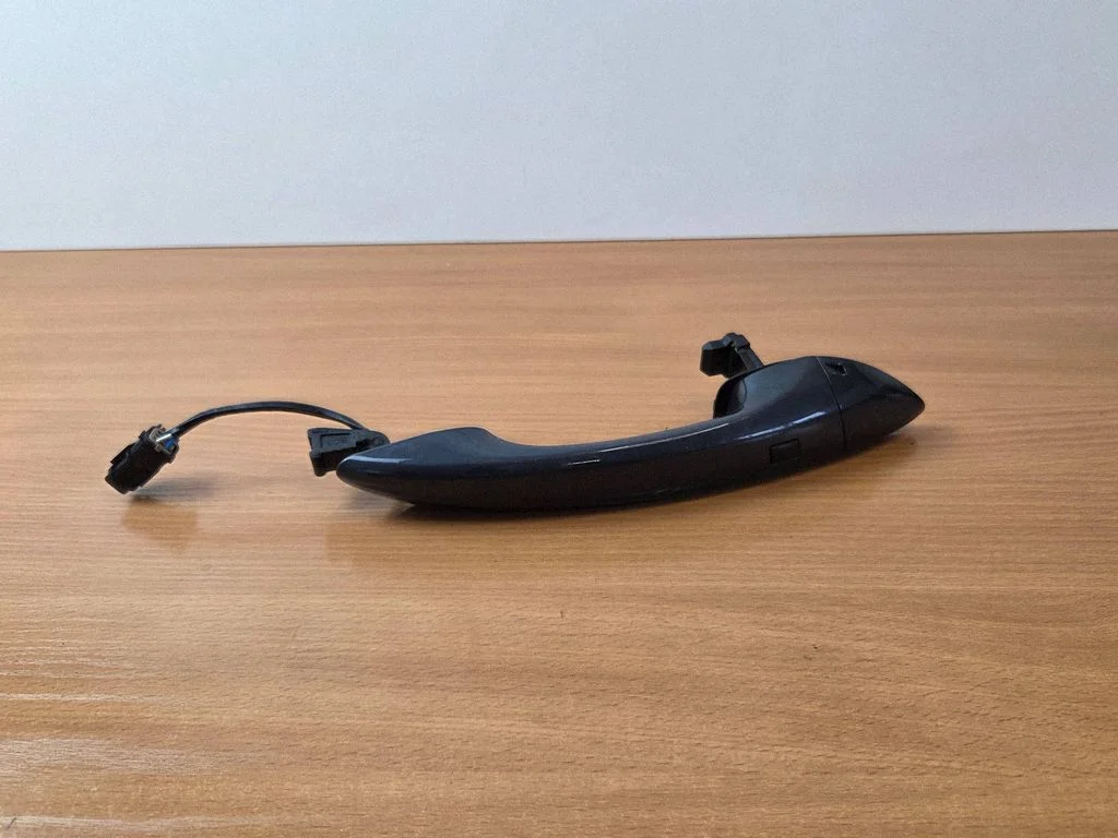 Front door exterior handle – front right