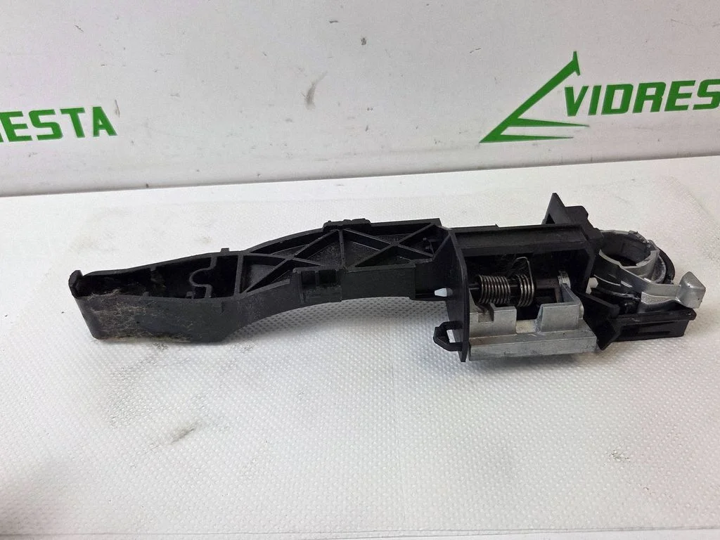 Esiukse välimine käepide PRT0007713