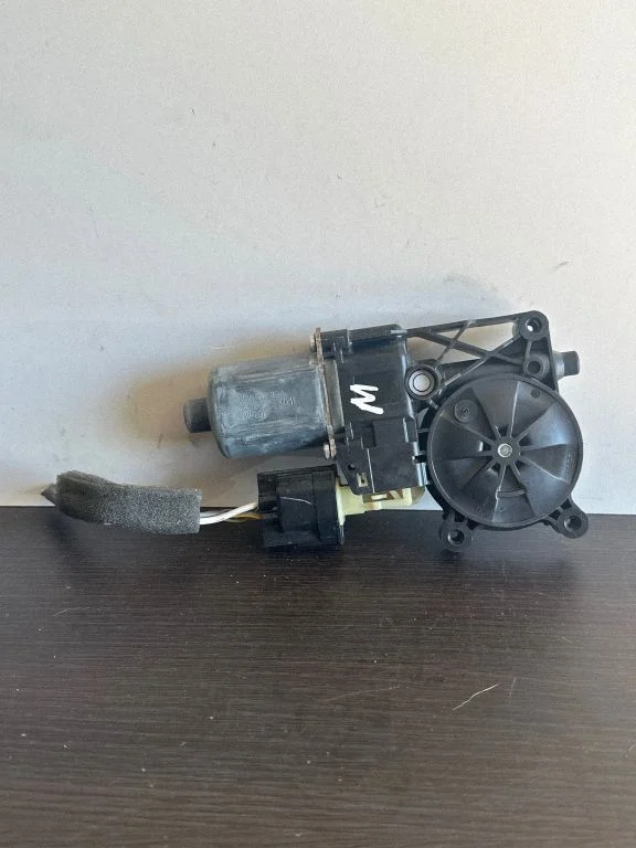 Front door window regulator with motor C11227101