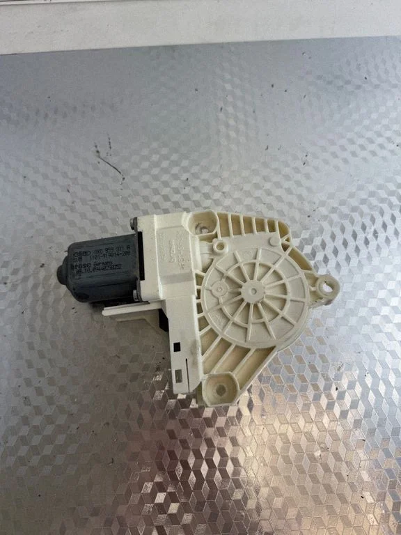 Aizmugurējā loga pacēlāja motoriņš 8K0959811A