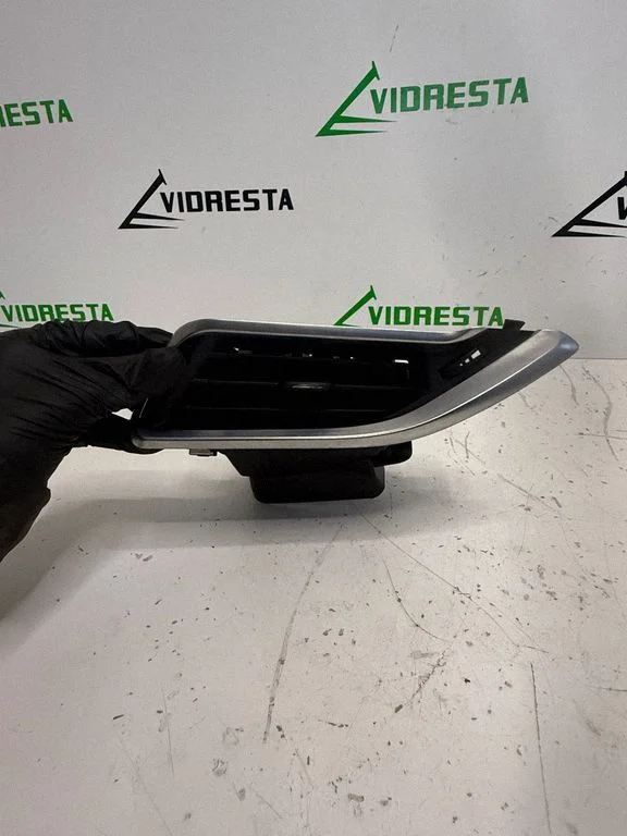 Armatuurlaua külje õhutusresti kate – Peugeot 208 I (2012-2019)