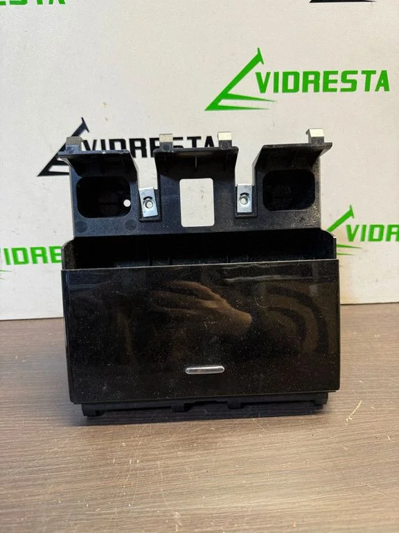 Cup holder front E129652100