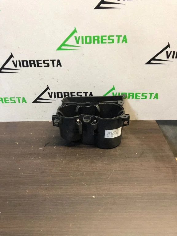 Krūžu turētājs (priekšā) 8K0862533B