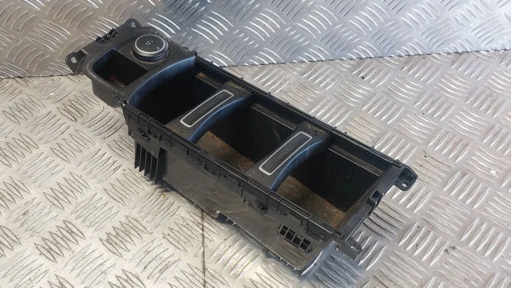 Krūžu turētājs (priekšā) F1CBR13560AB