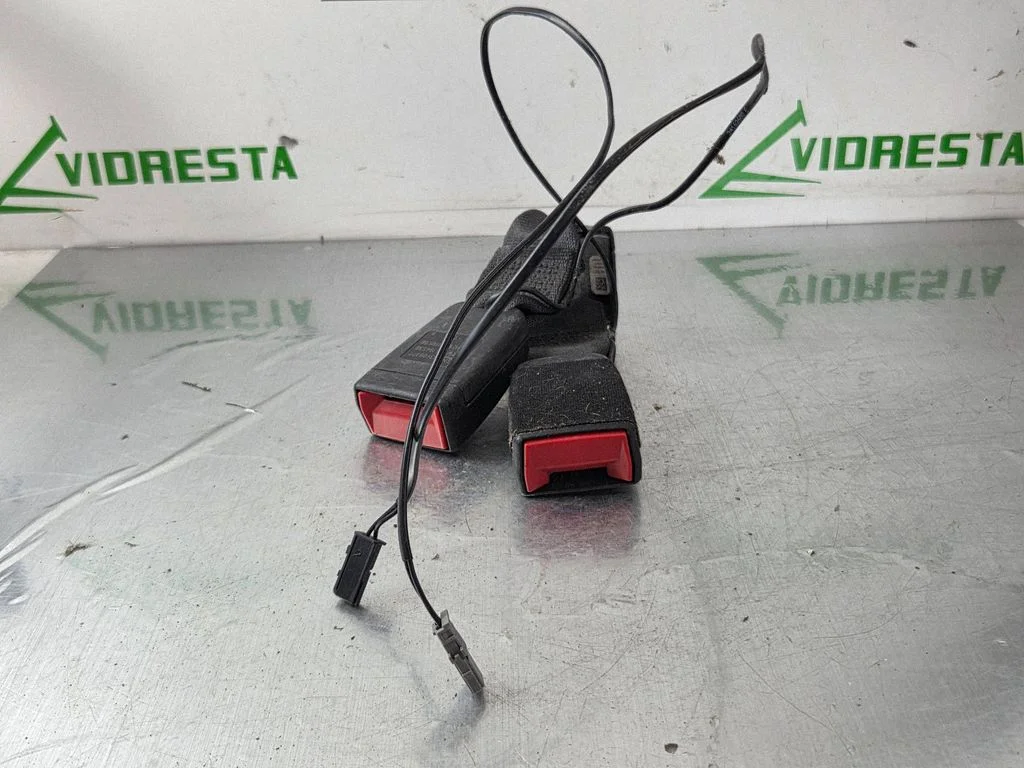 Middle seatbelt buckle (rear) – Opel Astra K (2015-2021)