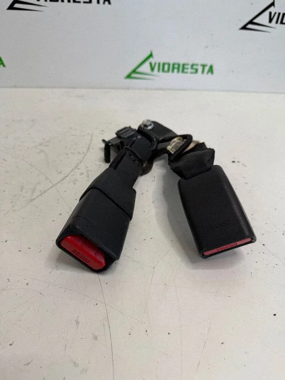 Vidējās drošības jostas sprādze (aizmugurē)