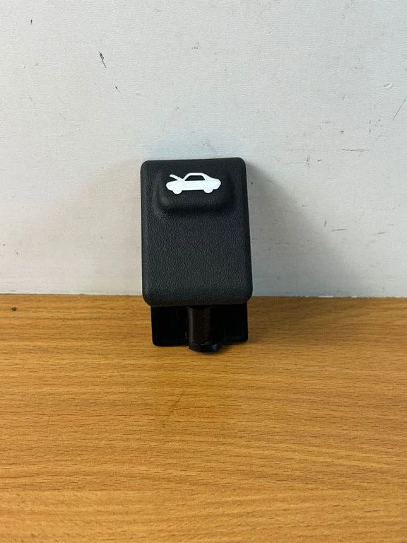 Motora pārsega atvēršanas rokturis 8118234000