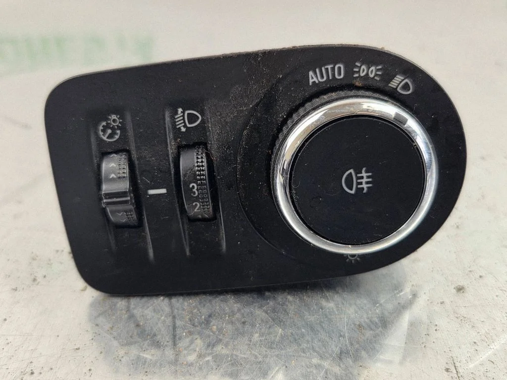 Light switch 39085925