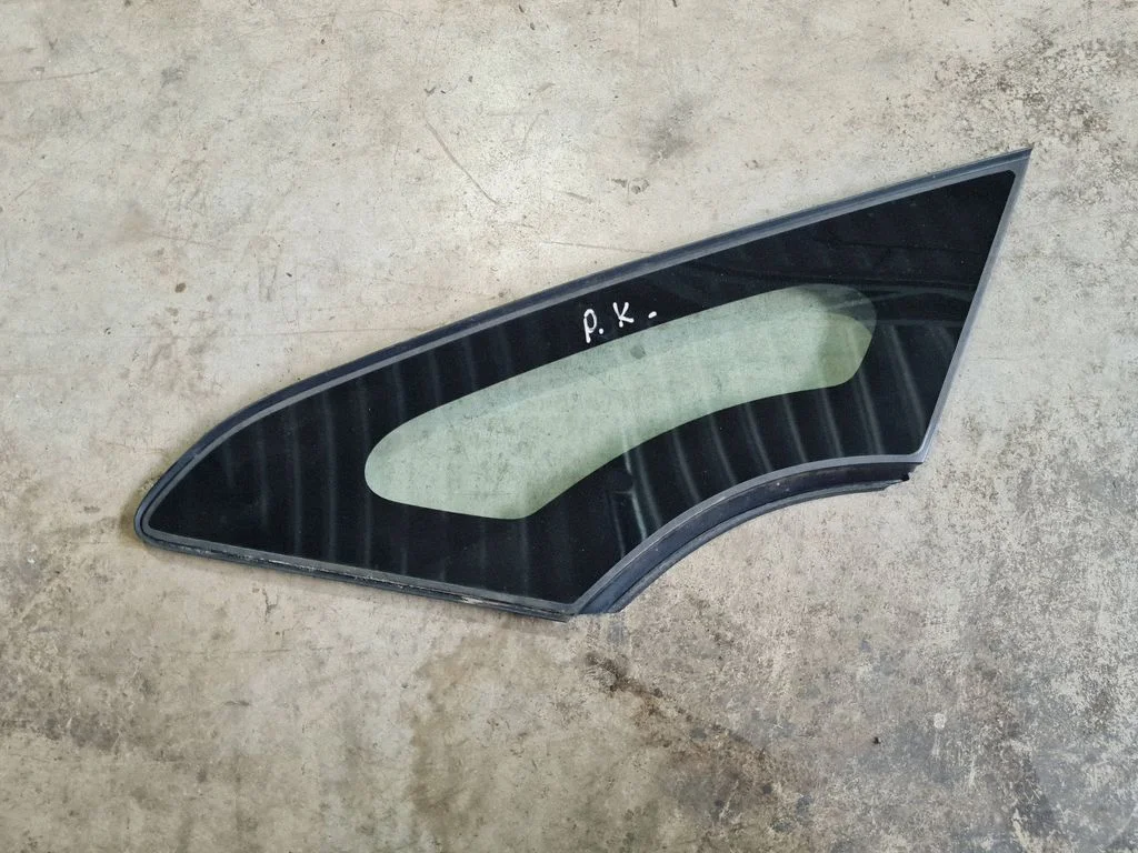 Front door vent window glass four-door – Nissan Leaf I (ZE0) (2010-2017)