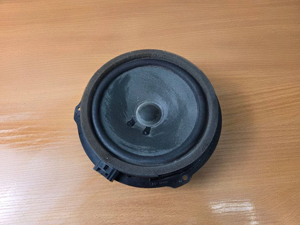 Skaļrunis (-ņi) priekšējās durvīs AA6T18808AA
