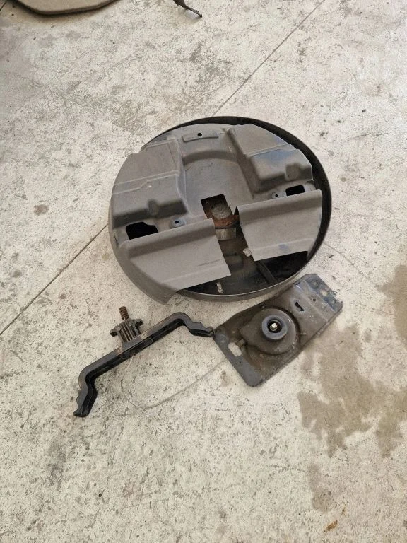 Spare wheel mounting bracket – Chrysler Grand Voyager V (2007-2015)