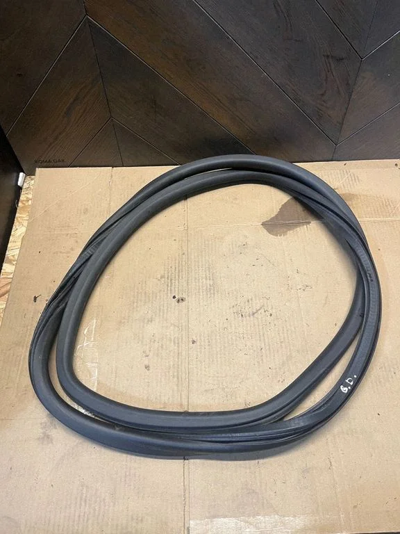 Rubber seal rear door – rear right