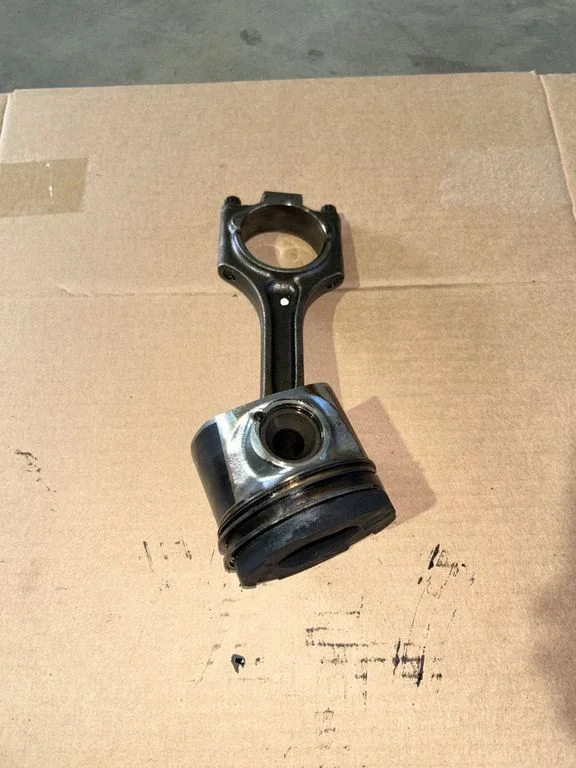 Piston with connecting rod 174P091