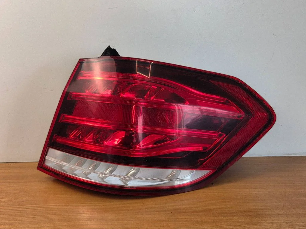 Lampa tylna w błotniku A2129061803