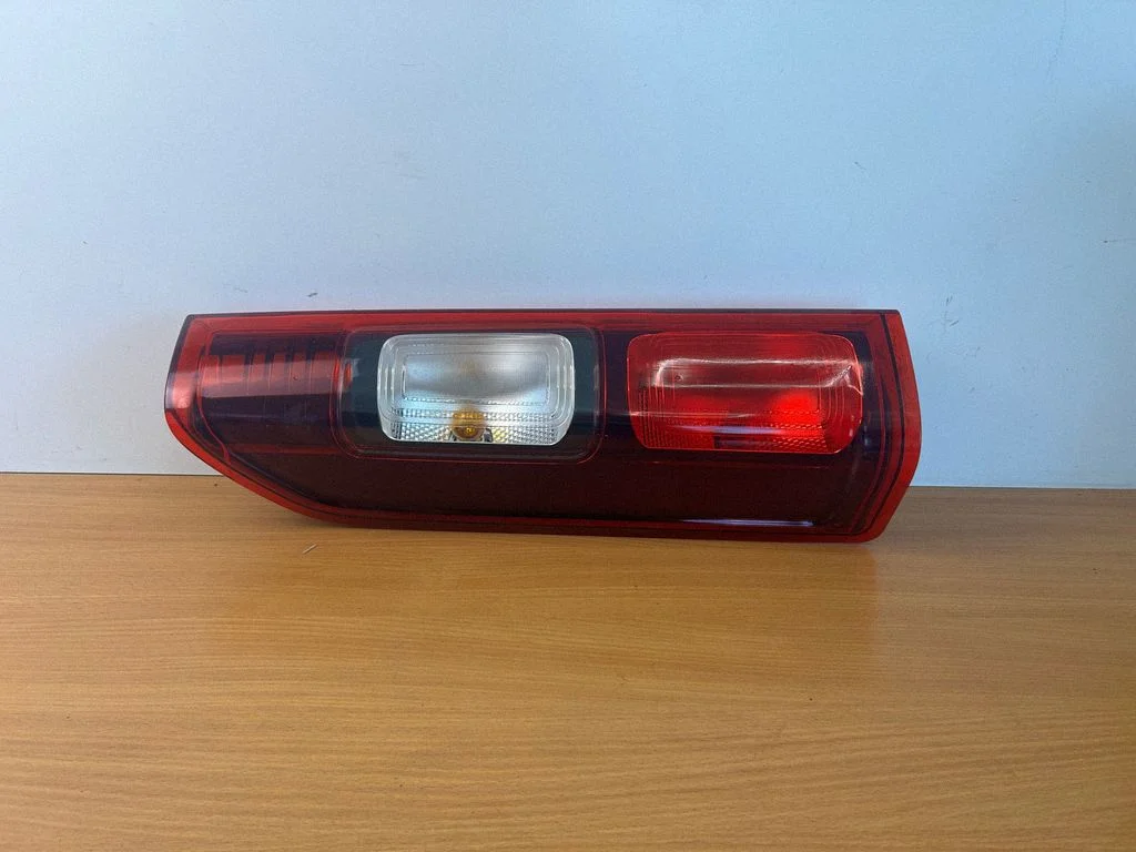 Aizmugurējais lukturis virsbūvē 93867974