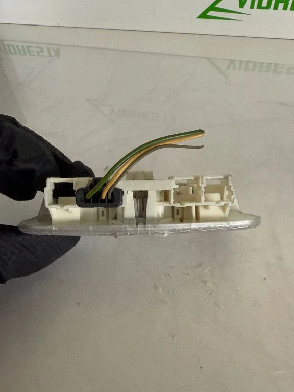 Rear seat light 9682063980
