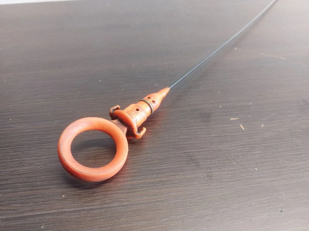 Eļļas līmeņa mērstienis