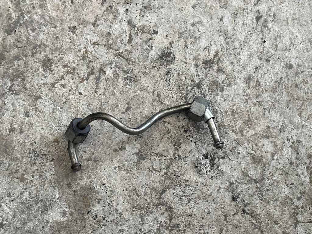 Fuel injector supply line/pipe