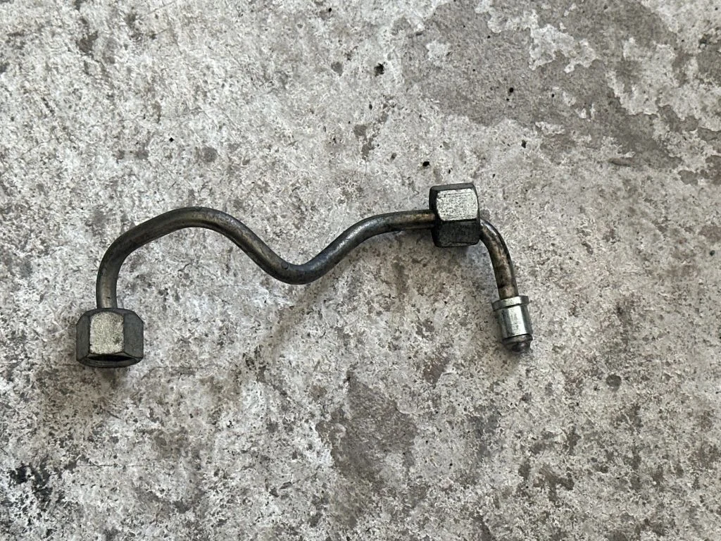 Fuel injector supply line/pipe