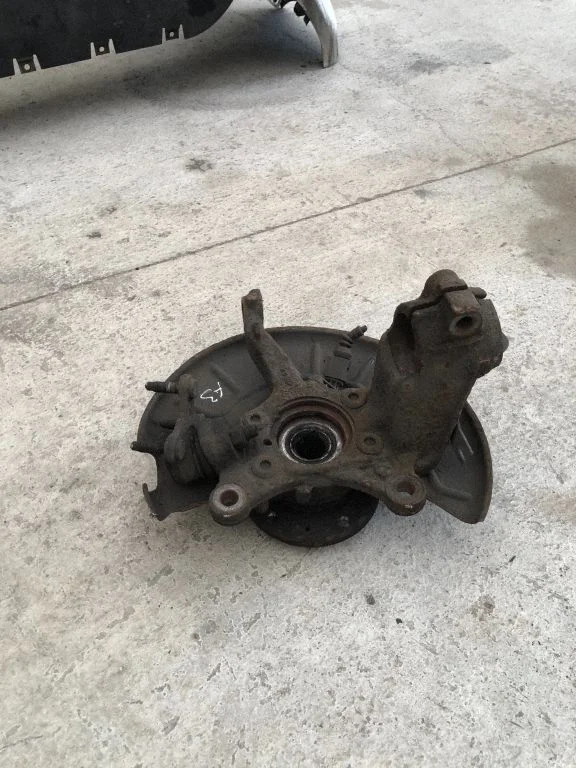 Front wheel hub – front left
