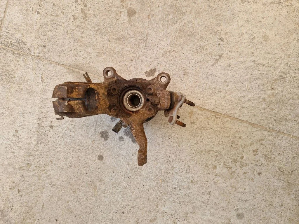 Front wheel hub – front left