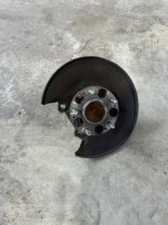 Rear wheel hub – rear left