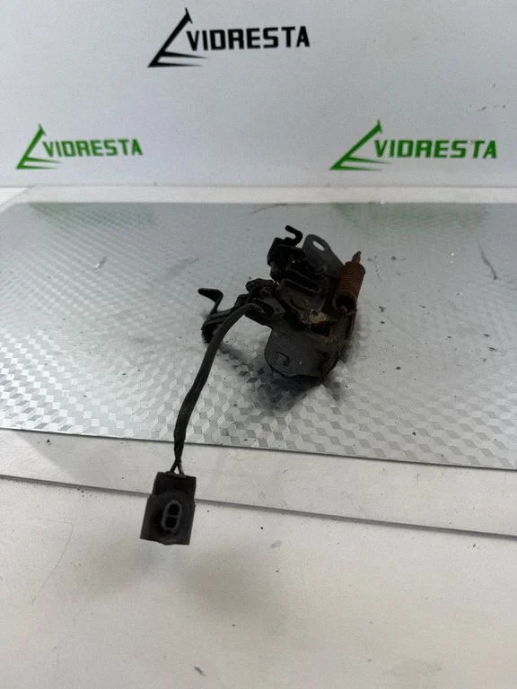 Motora pārsega slēdzene