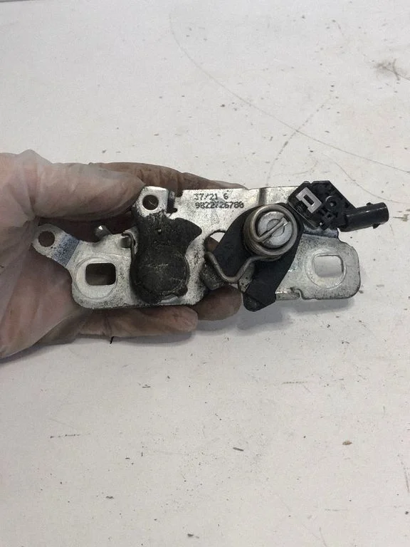 Engine bonnet/hood lock/catch