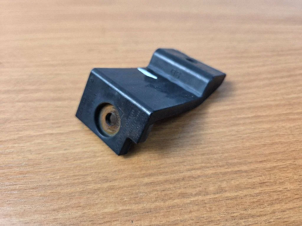 Rear bumper mounting bracket 86635F1000
