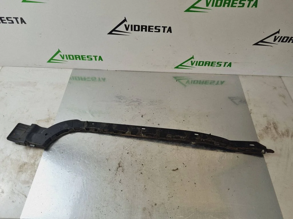 Tagumise kaitseraua kinnitusklamber – parem