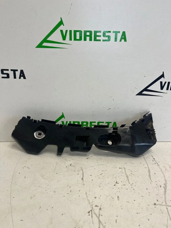 Front bumper mounting bracket D09H502H1