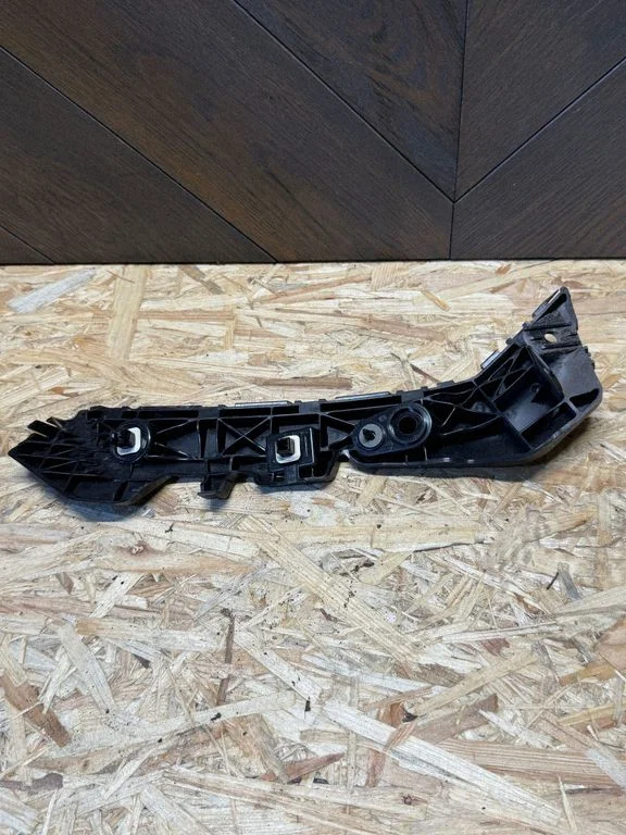 Front bumper mounting bracket D09H502J1