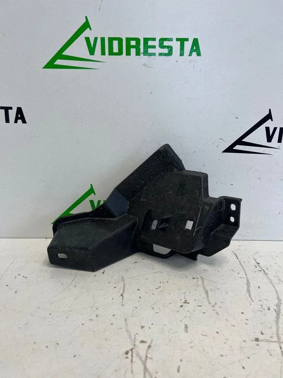 Front bumper mounting bracket D65E50161