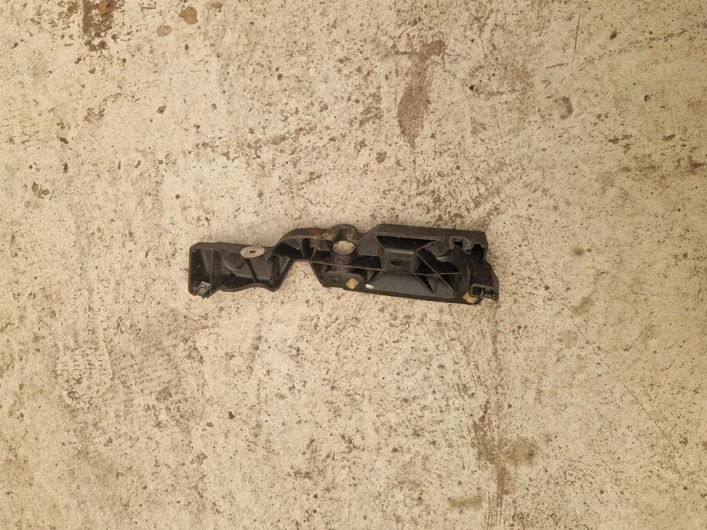 Front bumper mounting bracket 631223715R